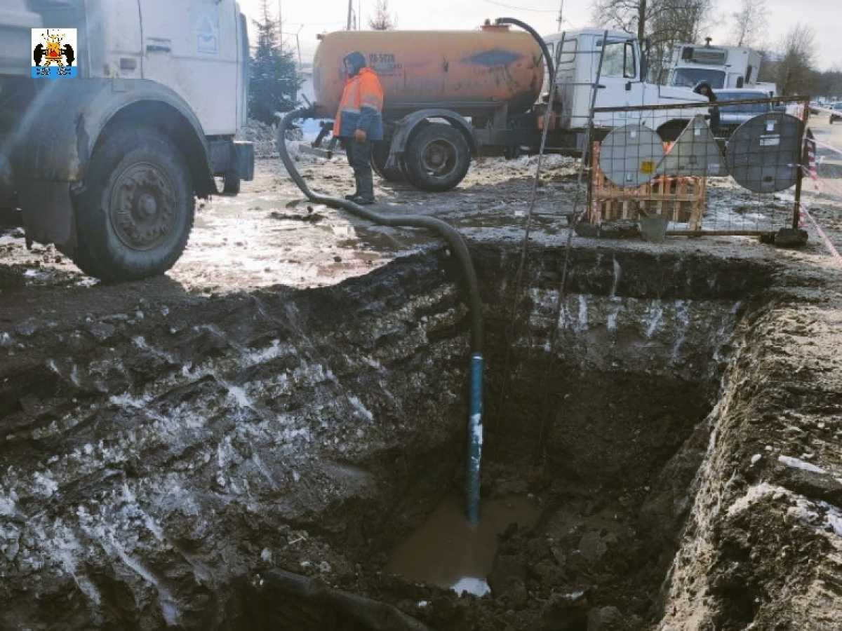 Рабочие  «Новгородского водоканала» вскрыли промёрзший грунт, чтобы выявить место утечки.