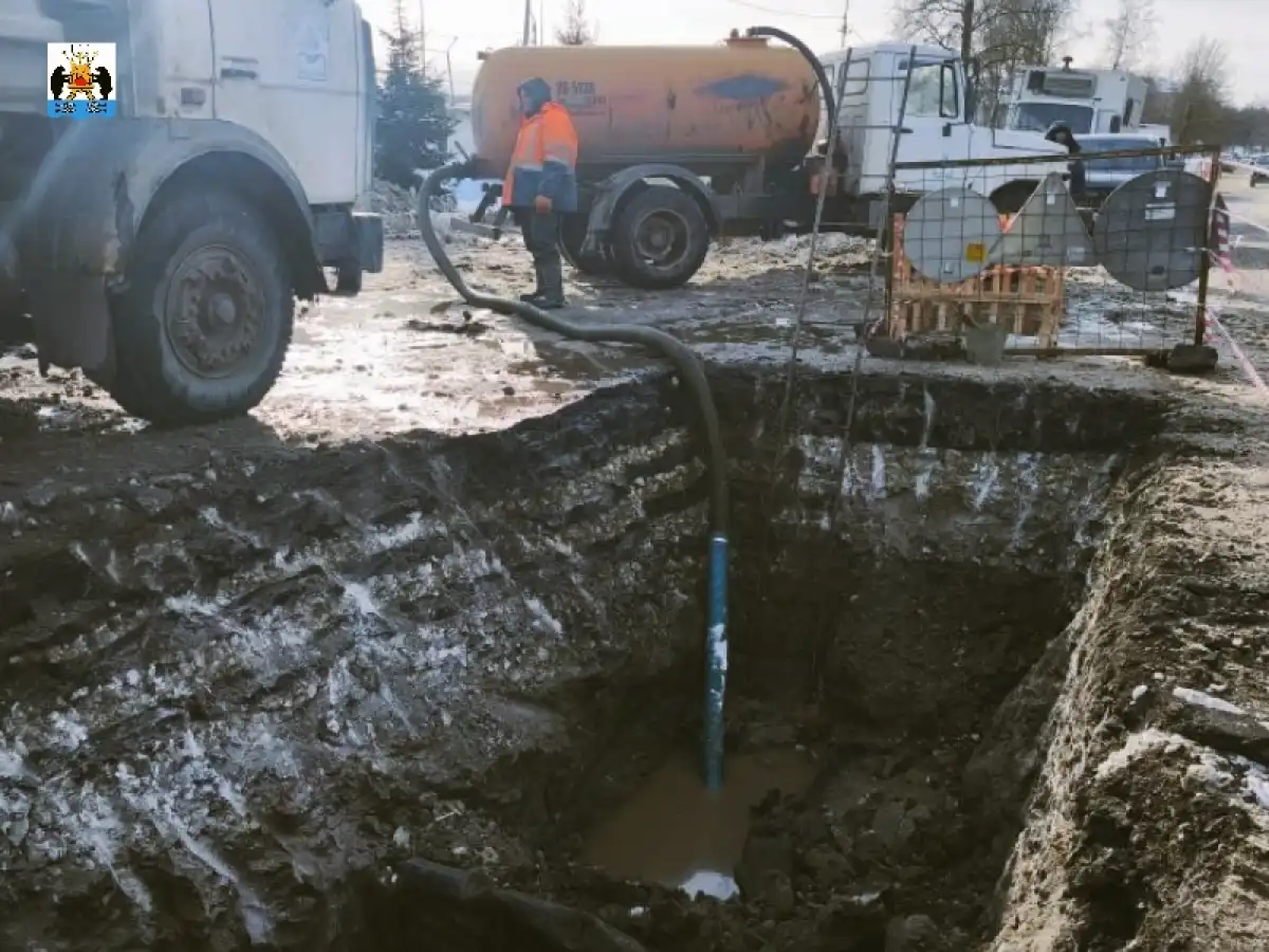 Рабочие  «Новгородского водоканала» вскрыли промёрзший грунт, чтобы выявить место утечки.