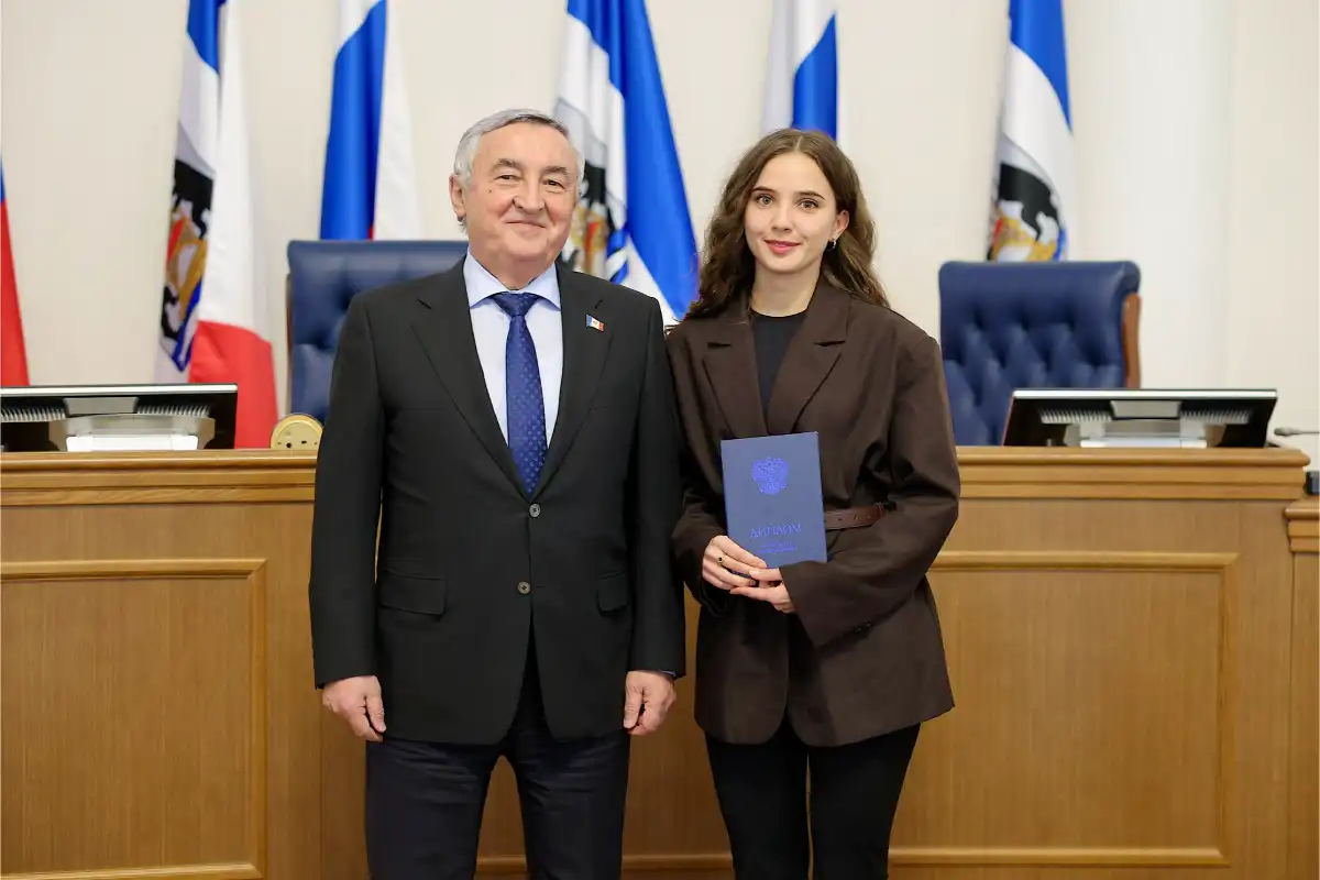 Юрий Бобрышев поздравил выпускников Новгородского филиала РАНХиГС.