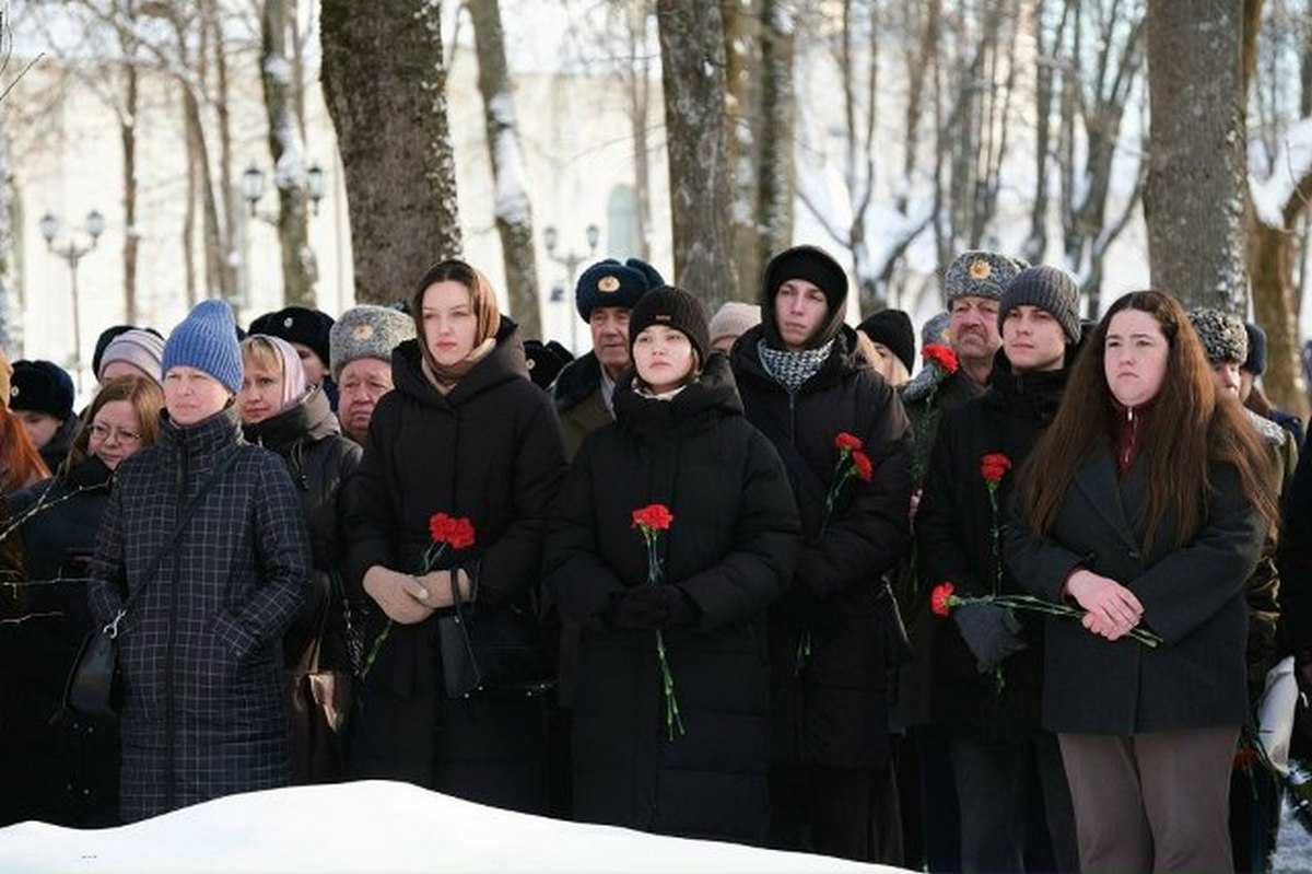 Память защитников Отечества почтили минутой молчания.