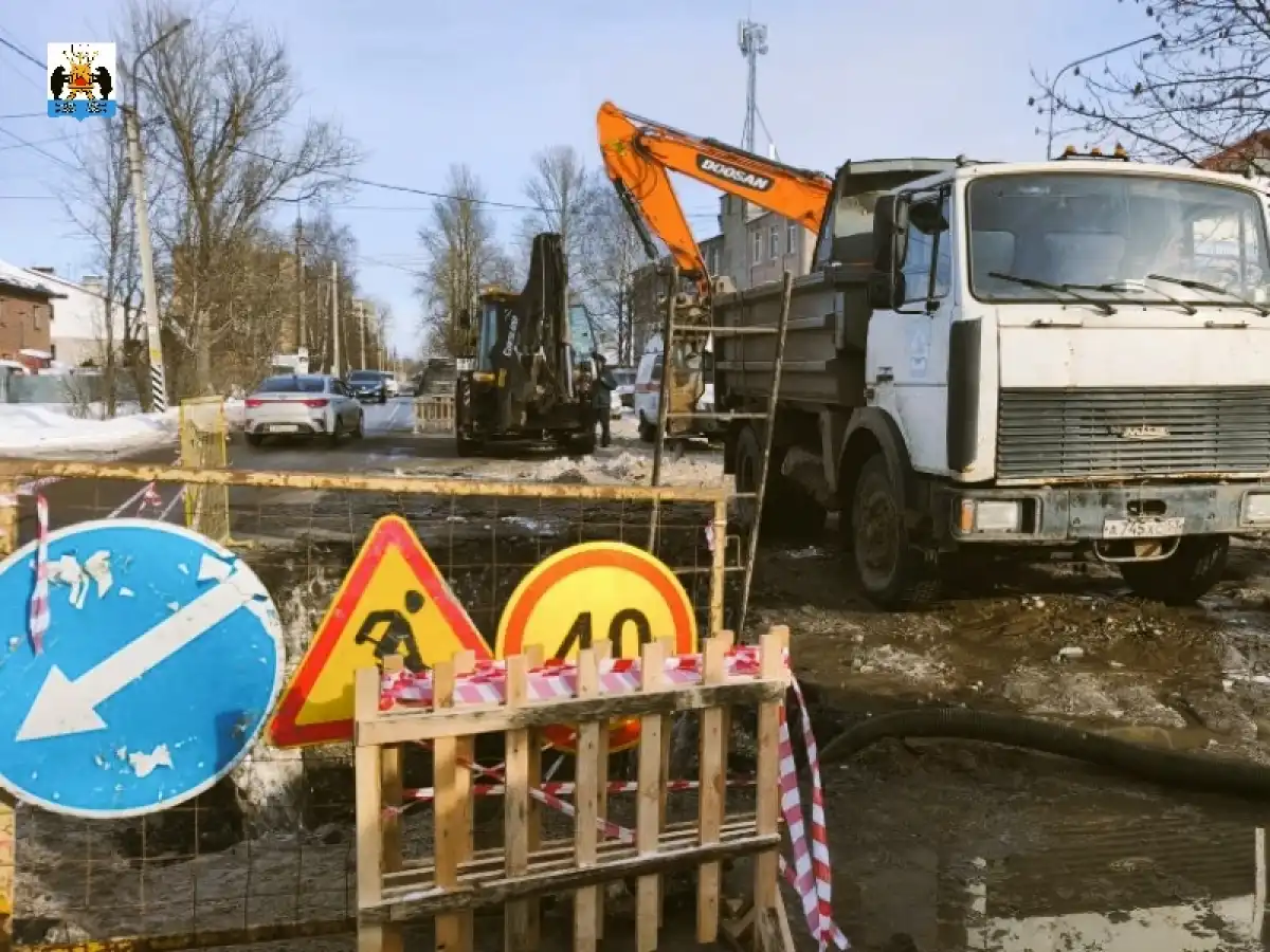 Аварийно-восстановительные работы продолжались до позднего вечера 24 февраля.