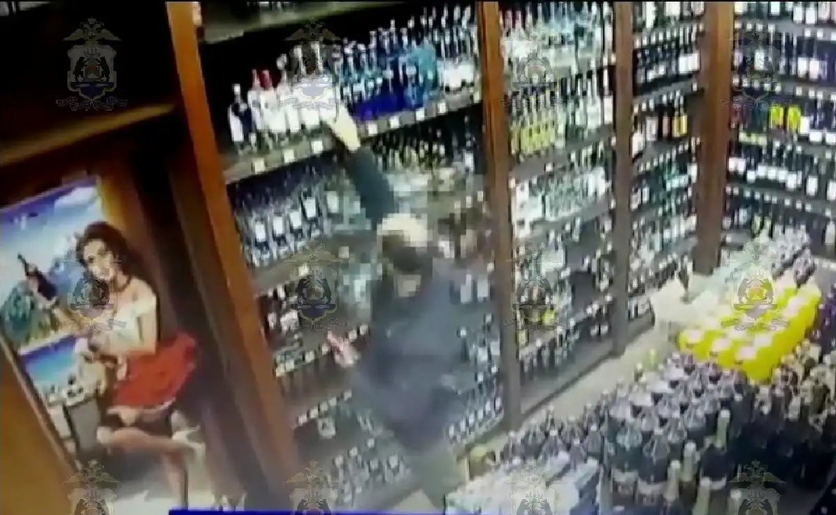 Новгородец взял с полки две бутылки коньяка, одну спрятал под куртку, а с другой пошёл к кассе.