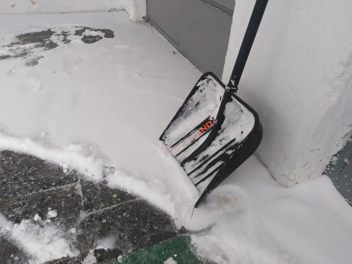 Пожаловаться на качество зимней уборки новгородцы смогут по телефону 8 (8162) 99 41 11.