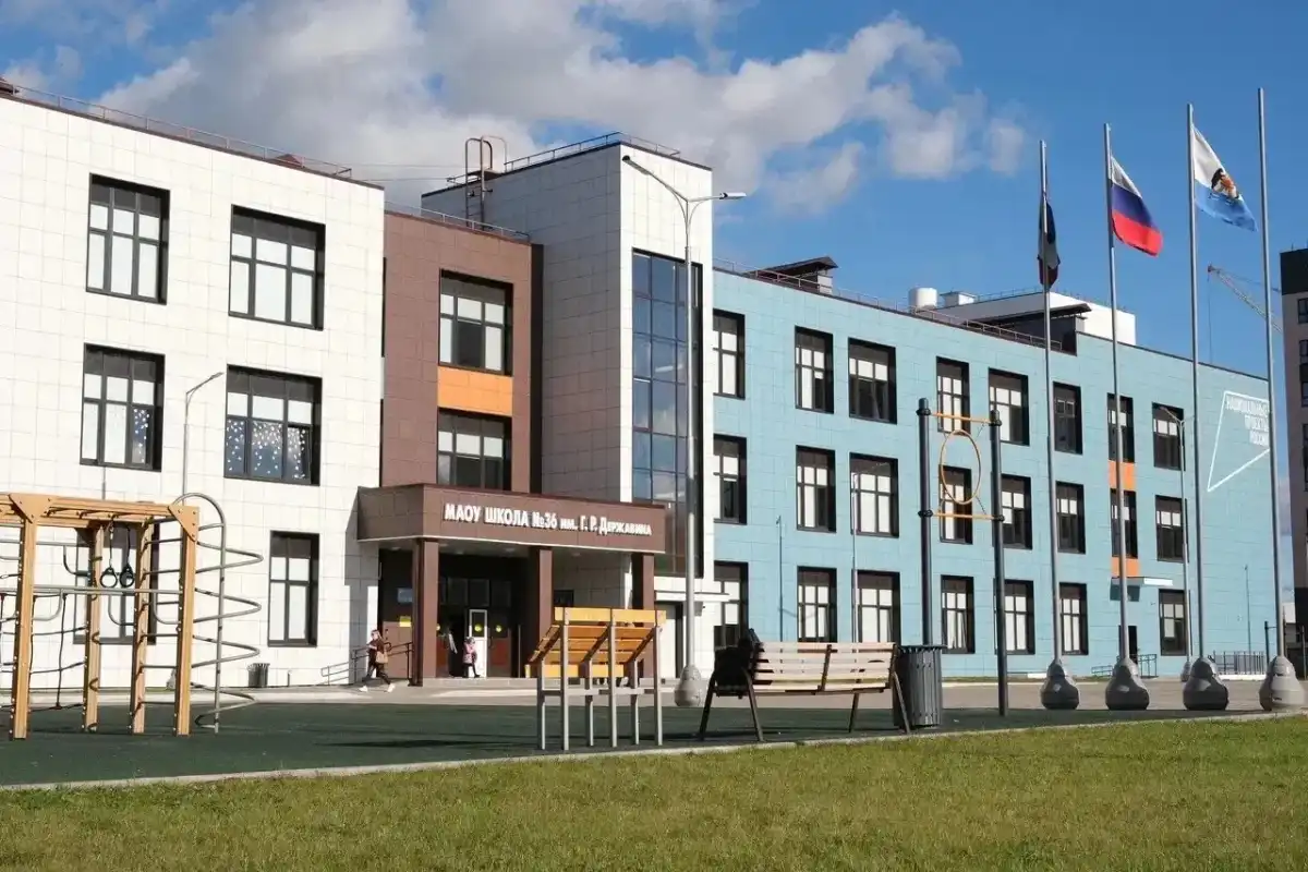 В новой школе есть два бассейна, библиотека, кабинеты допобразования.