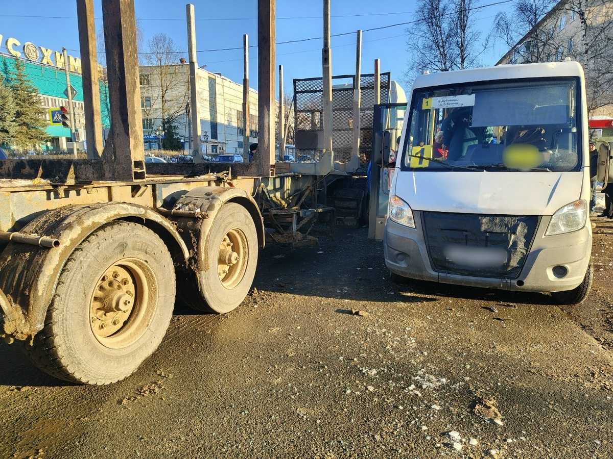 На месте ДТП работают сотрудники Госавтоинспекции.