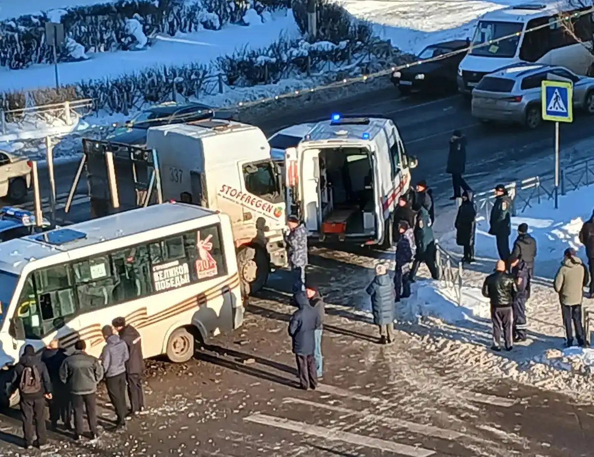 В Старорусскую ЦРБ после ДТП доставили семь человек.