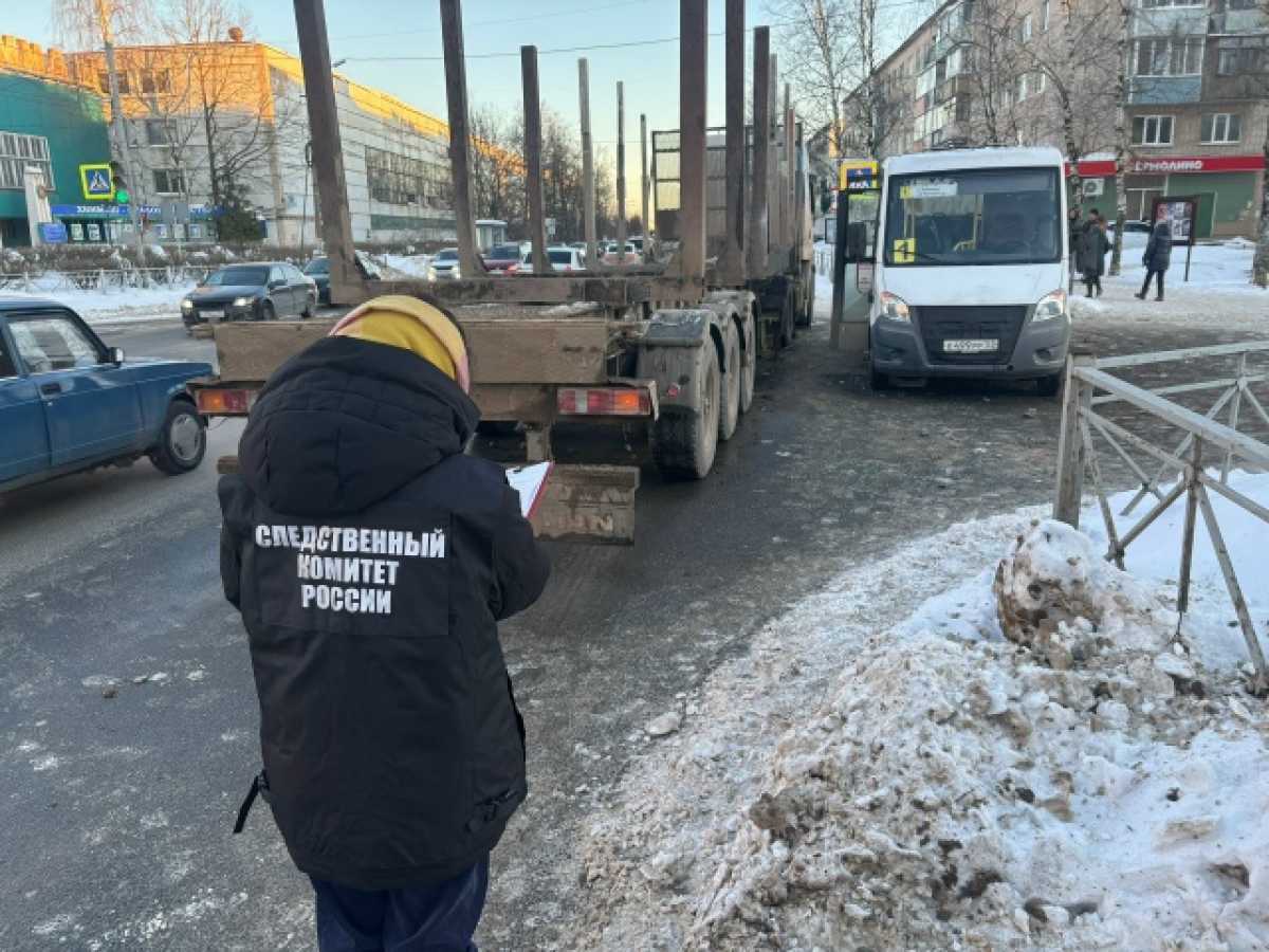 На перекрёстке улиц Восстания и Поперечной маршрутка при перестроении столкнулась с лесовозом.