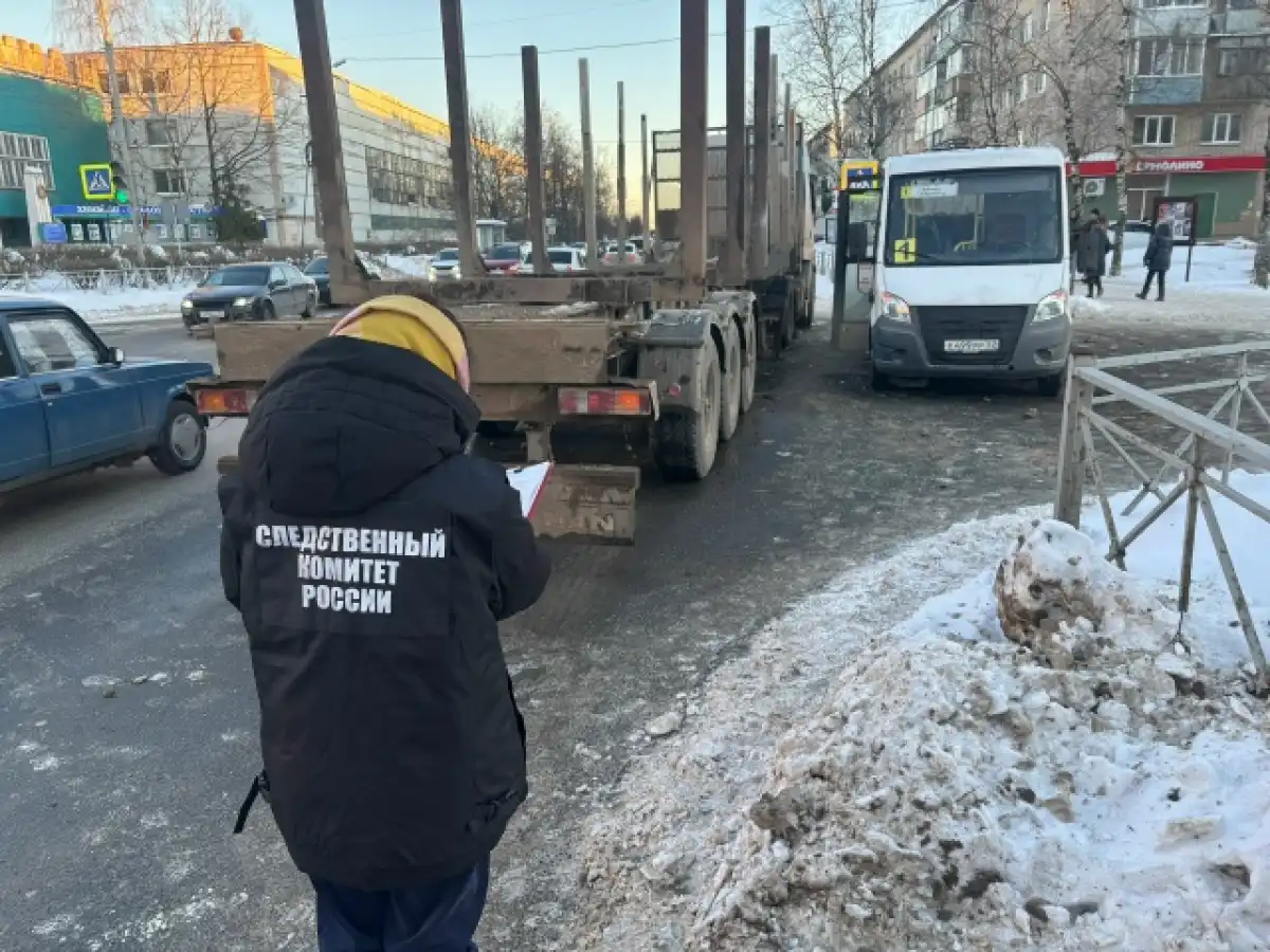 На перекрёстке улиц Восстания и Поперечной маршрутка при перестроении столкнулась с лесовозом.