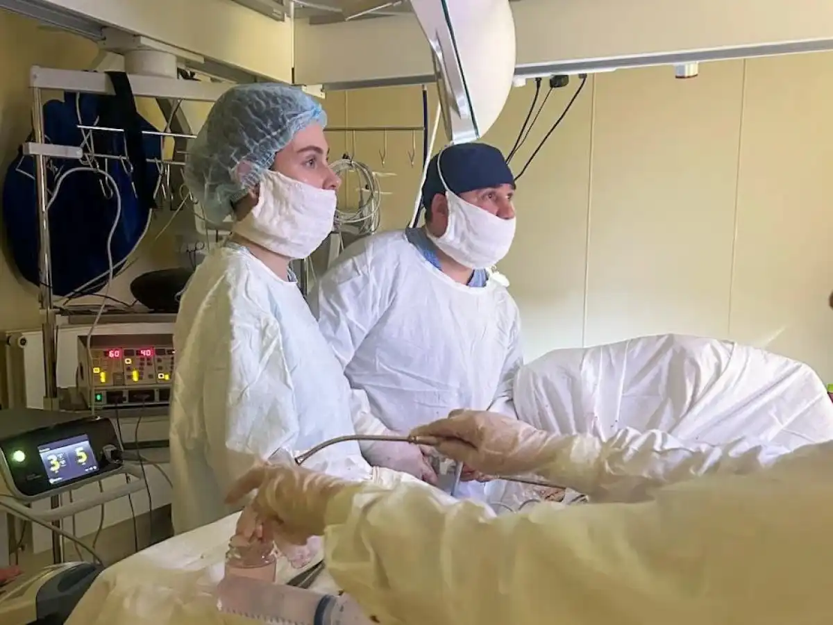 Торакальный хирург Алексей Литвинов выполнил женщине торакоскопию.