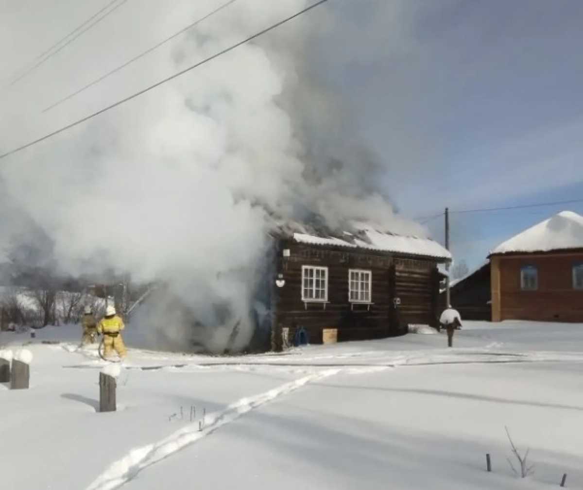 Пожар тушили семеро спасателей.