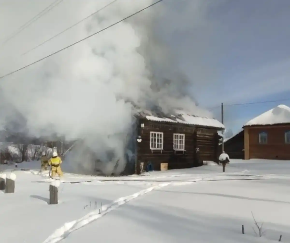 Пожар тушили семеро спасателей.