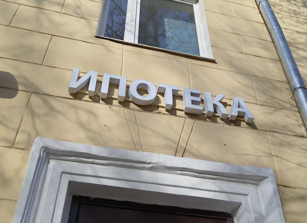 С 1 марта 2026 года надписи «открыто», «закрыто» и «распродажа» должны быть на русском языке.