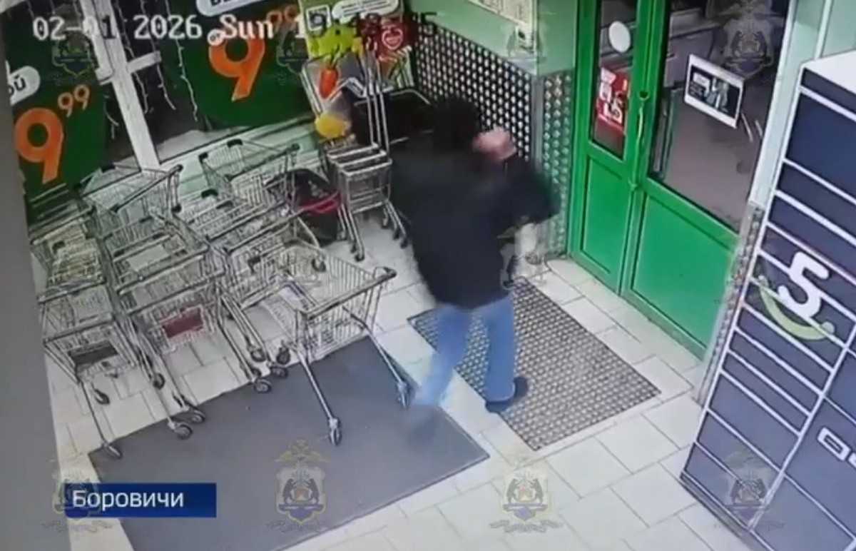 Боровичанин выносил алкоголь за пазухой, а затем продавал прохожим.