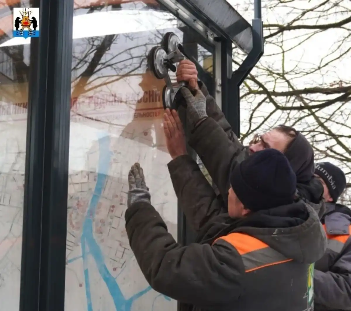 Надписи трудно отмыть даже специальным химическим средством.