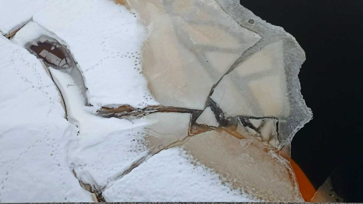 Человек, попавший в ледяную воду, может получить переохлаждение через 10-15 минут, а через 20 минут потерять сознание.