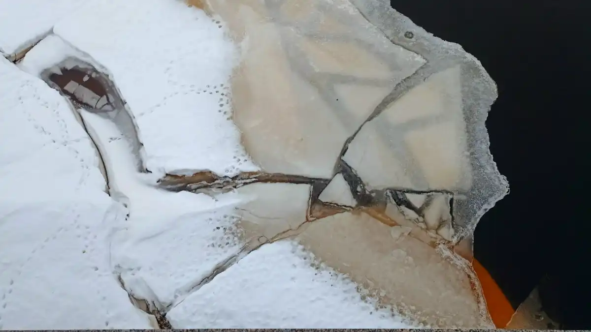 Человек, попавший в ледяную воду, может получить переохлаждение через 10-15 минут, а через 20 минут потерять сознание.