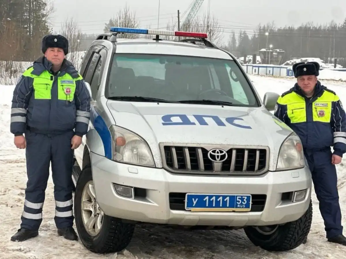 Автоинспекторы вызвали эвакуатор для транспортировки сломавшегося автомобиля на станцию техобслуживания.