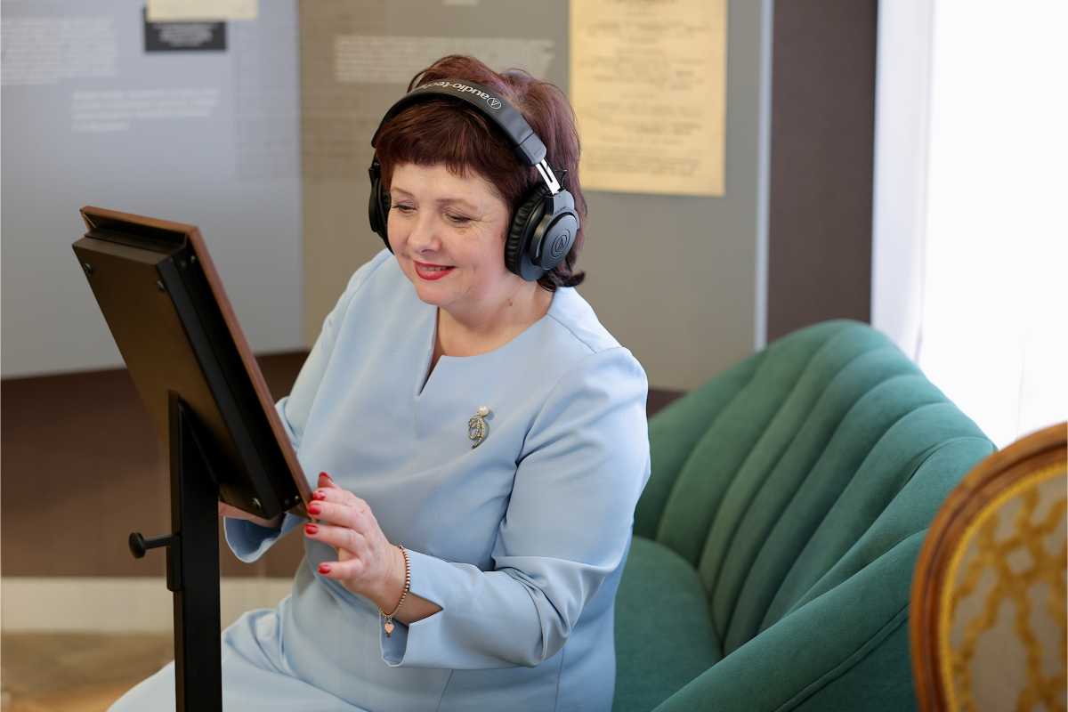 С 8 Марта женщин-депутатов поздравили в Доме музыки имени Сергея Рахманинова.