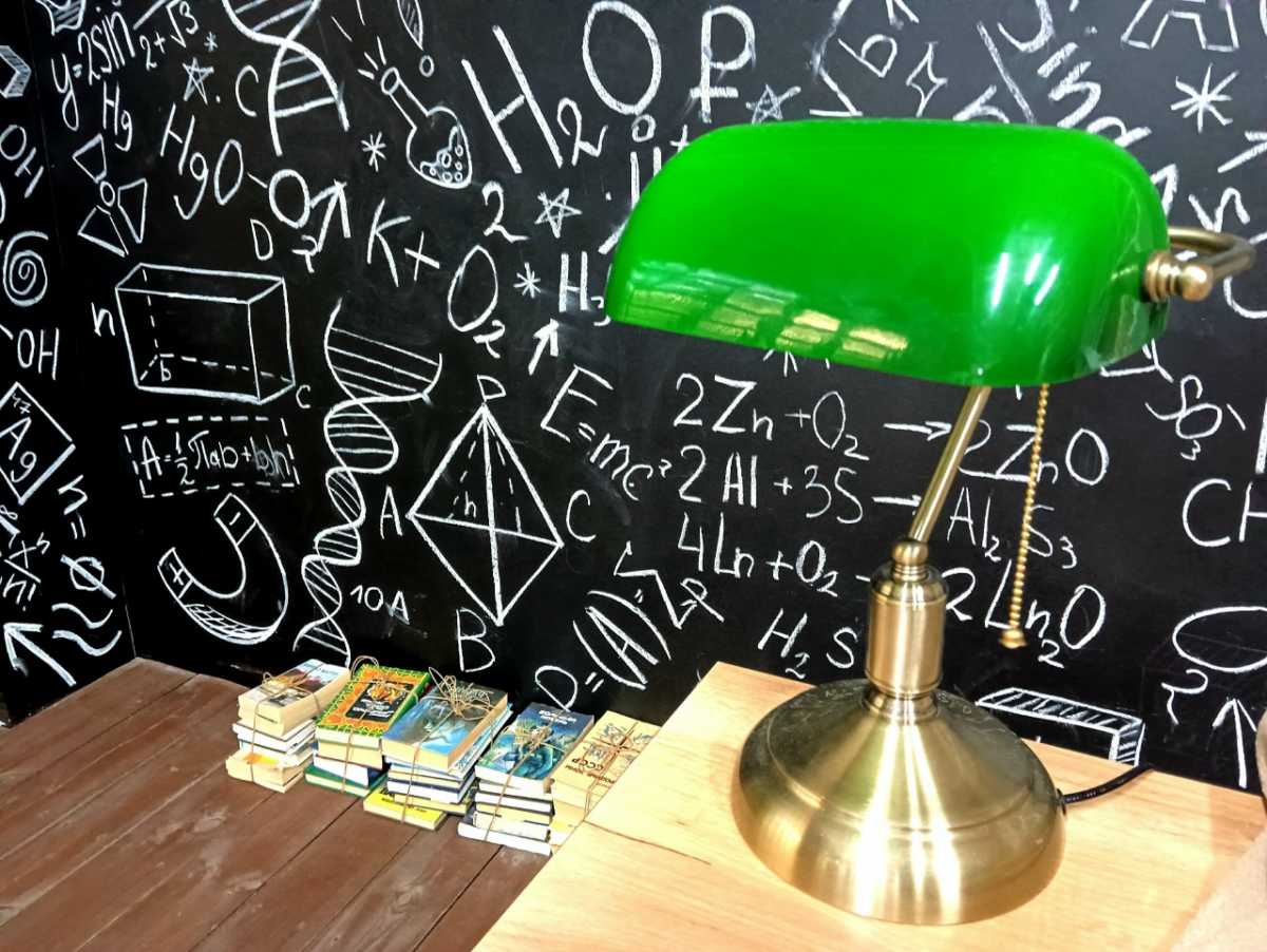 С инициативой учреждения почётного статуса «Новгородский учитель» выступило региональное отделение партии «Единая Россия».