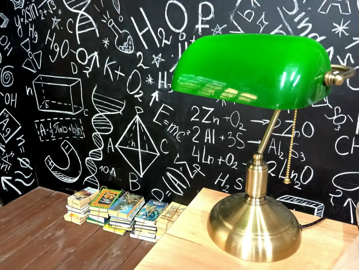 С инициативой учреждения почётного статуса «Новгородский учитель» выступило региональное отделение партии «Единая Россия».