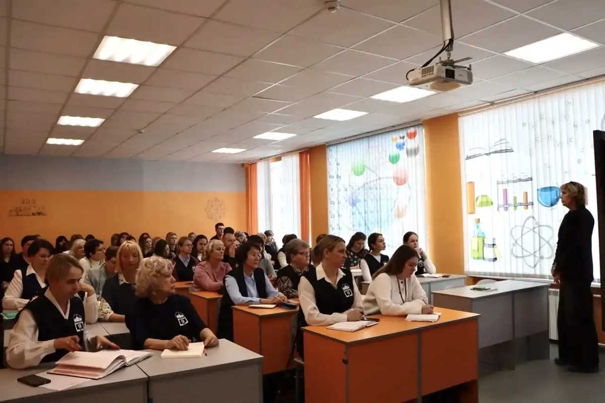 Педагогов обучали техникам, которые помогут стабилизировать эмоциональное состояние ребёнка.