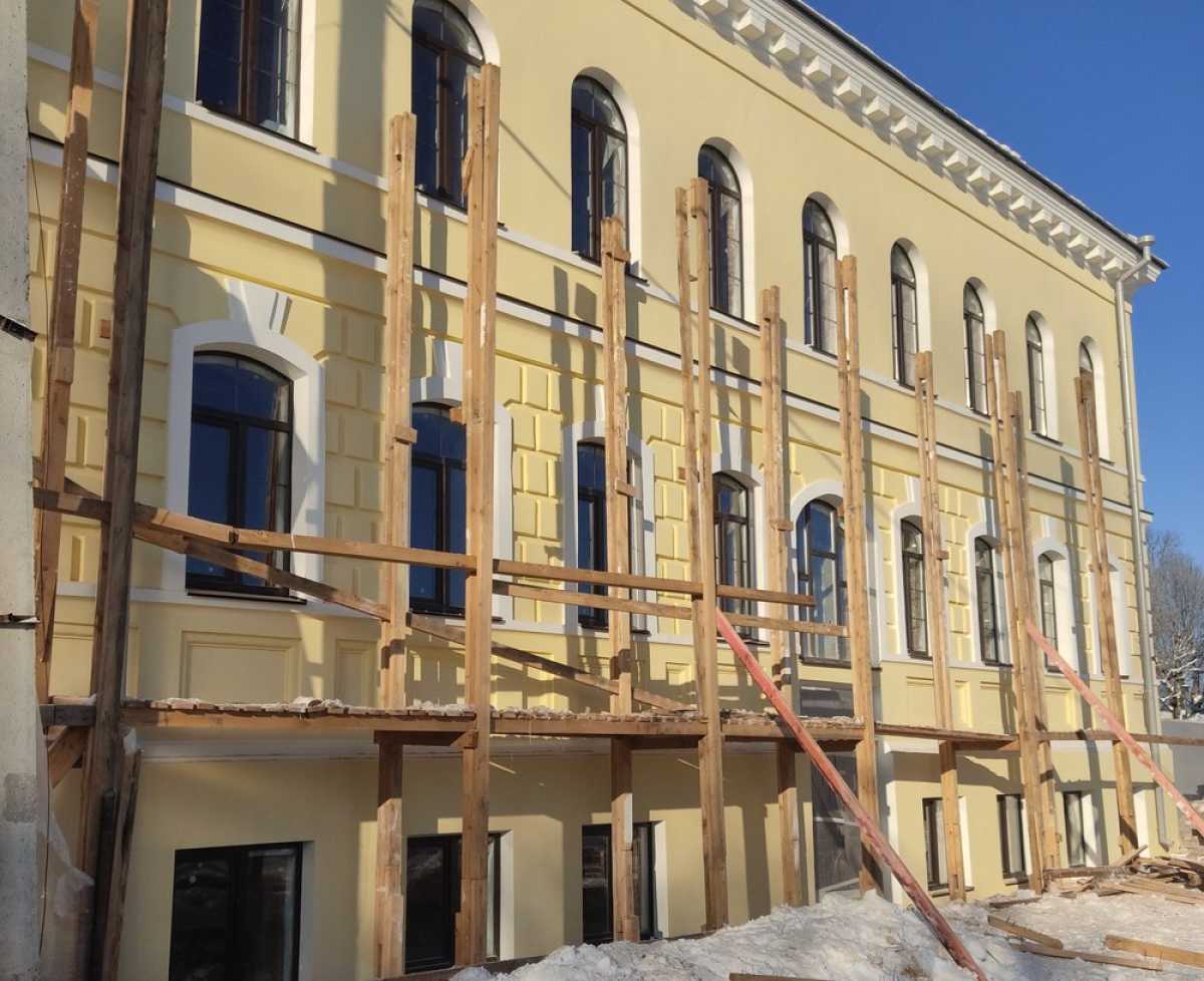 Светлая охра – традиционный цвет для купеческой архитектуры XIX века.