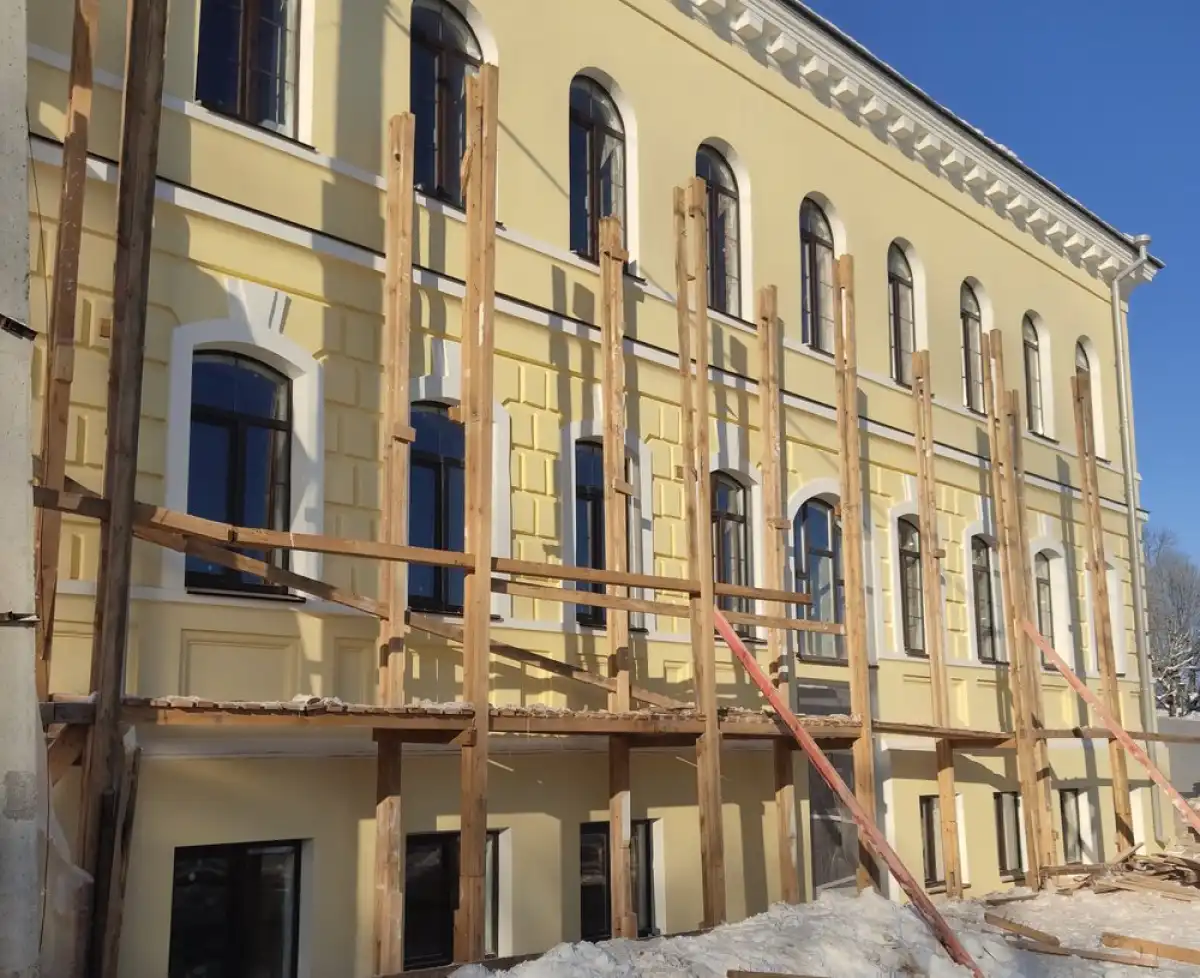 Светлая охра – традиционный цвет для купеческой архитектуры XIX века.