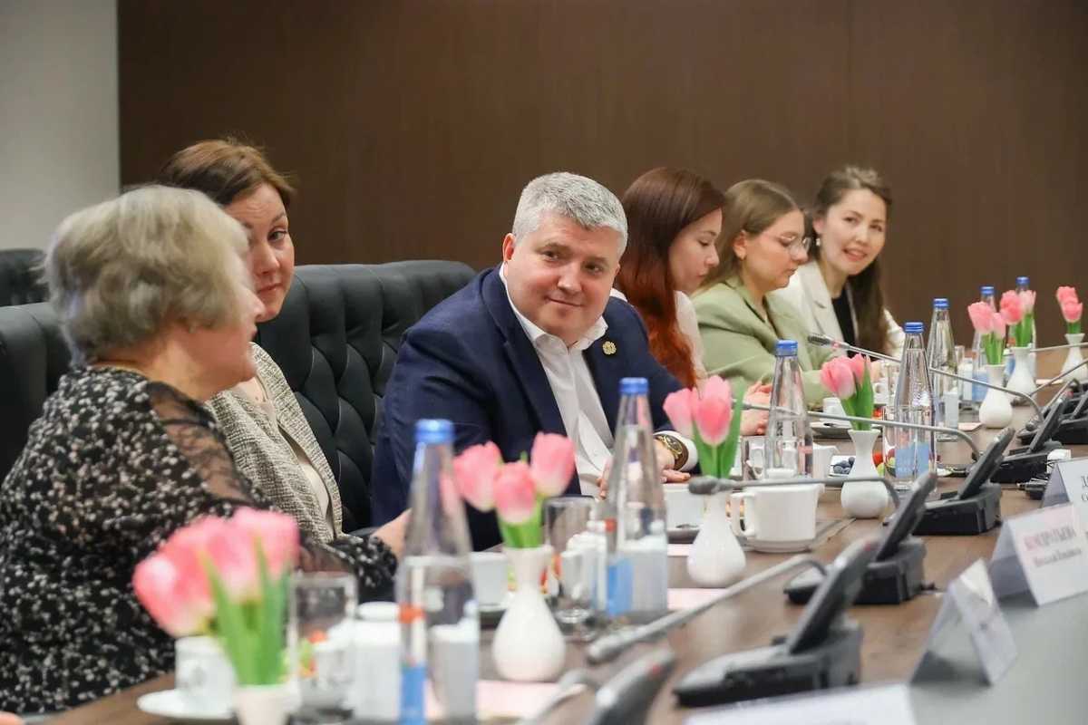 Во встрече приняли участие сенатор РФ Елена Писарева, охотовед, ветеринар, предприниматели, журналисты, спортсмены, представители творческой сферы.