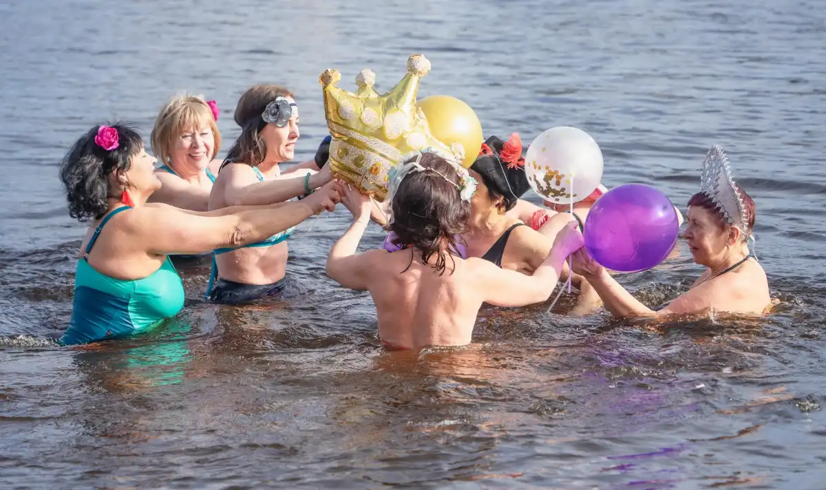 Конкурсанткам предстоит продемонстрировать свою красоту, изящество, энергию в конкурсах на суше, а также искупаться в ледяной волховской водичке.