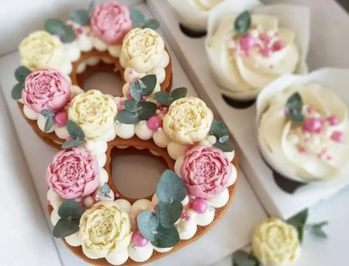 Согласитесь, такому цветочно-сладкому подарку будет рада любая женщина.