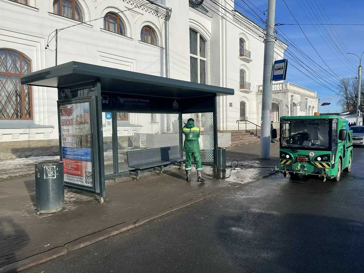 Коммунальщики помоют более 100 остановочных комплексов.