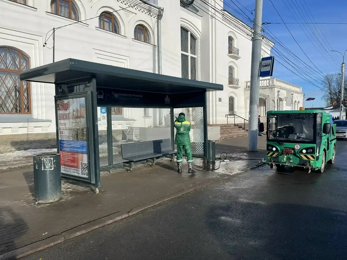 Коммунальщики помоют более 100 остановочных комплексов.