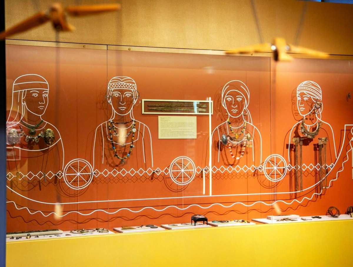 Выставка расположена в отреставрированном здании Народного училища на Ярославовом дворище.