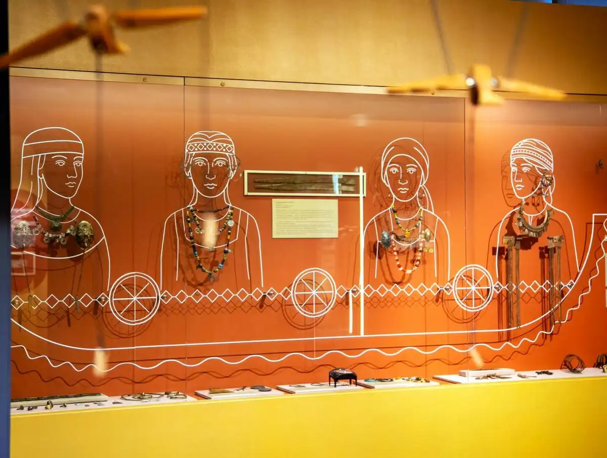 Выставка расположена в отреставрированном здании Народного училища на Ярославовом дворище.