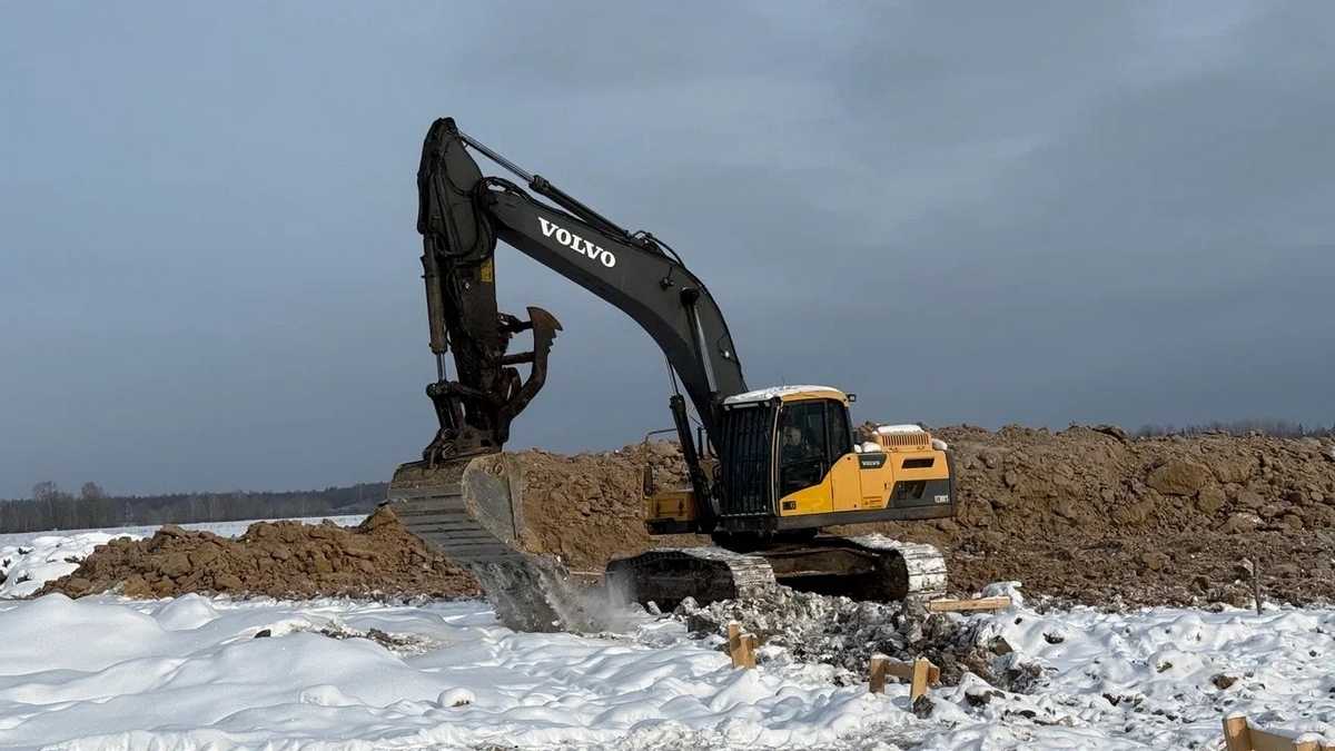 К началу марта на ферме завершили основные этапы закладки фундамента.