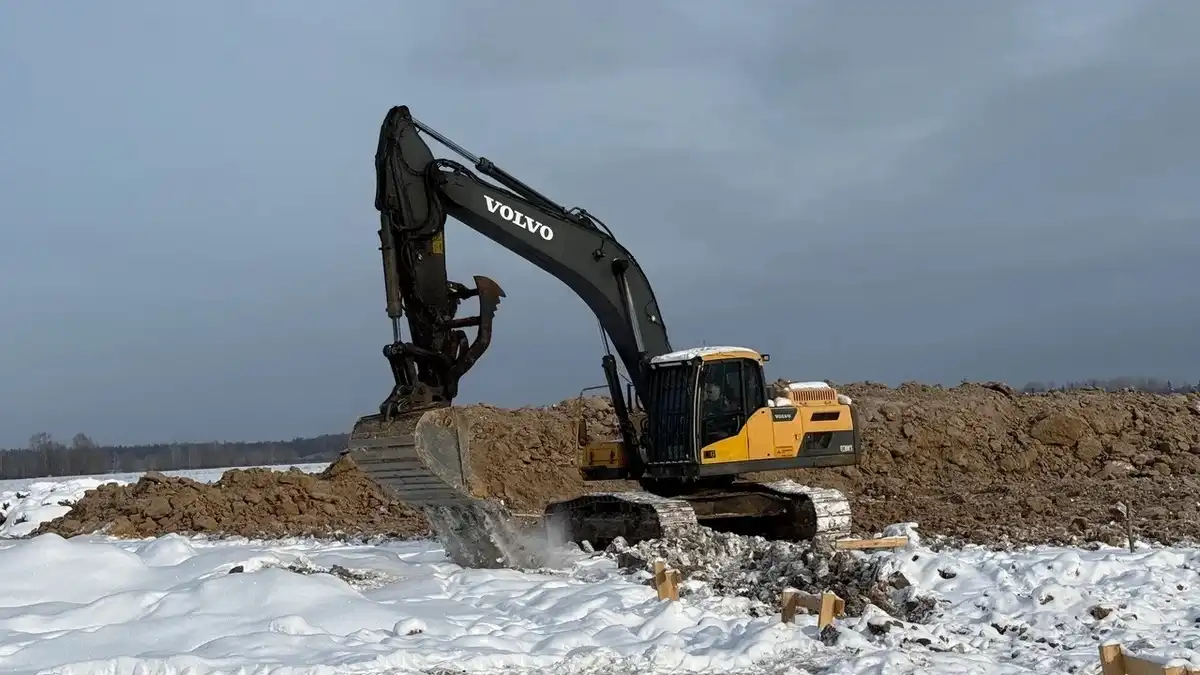 К началу марта на ферме завершили основные этапы закладки фундамента.