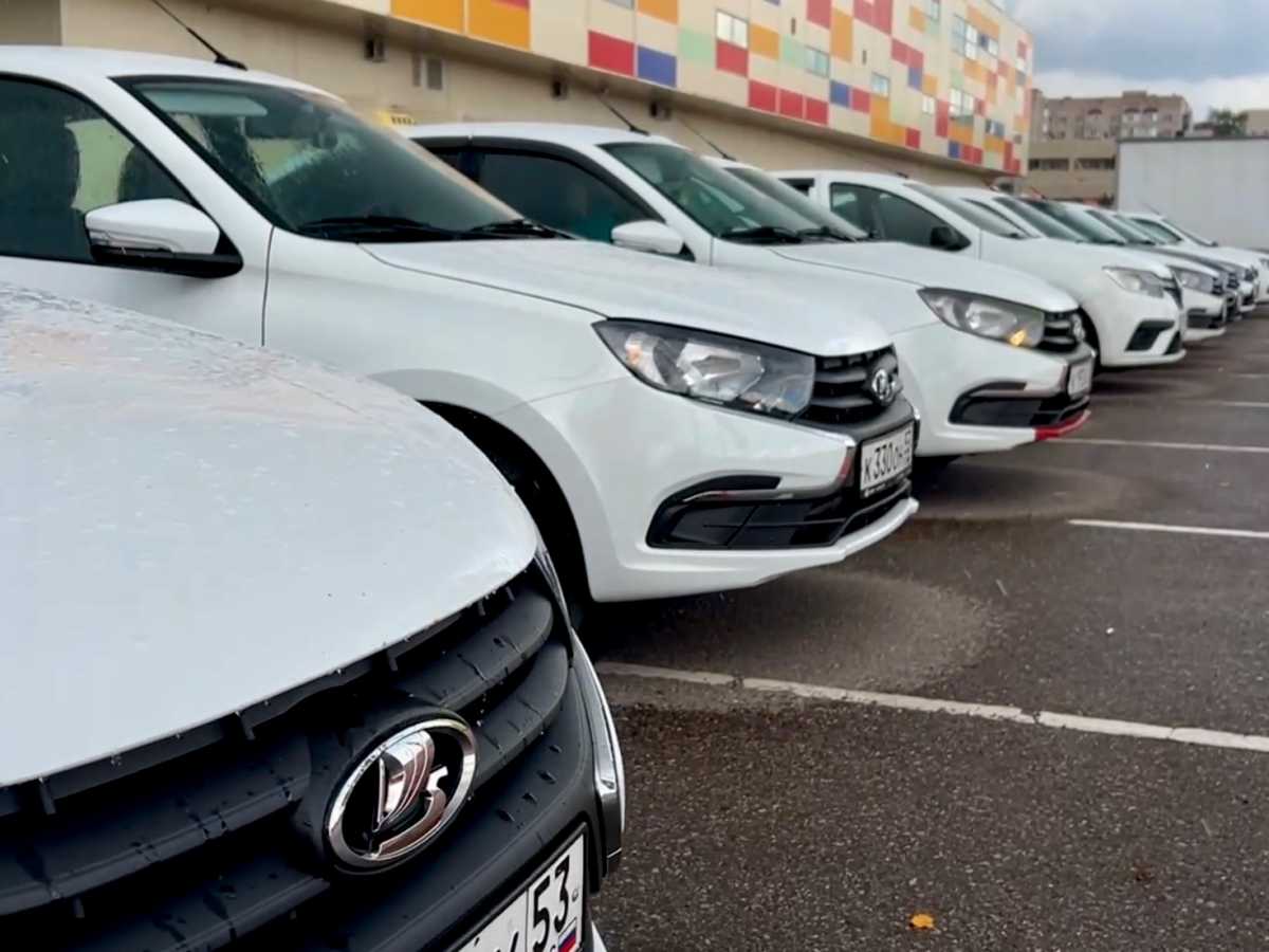 Требования закона распространяются на авто, включаемые в региональный реестр после 1 марта 2026 года, и не касаются машин, которые начали работать в такси до этого момент