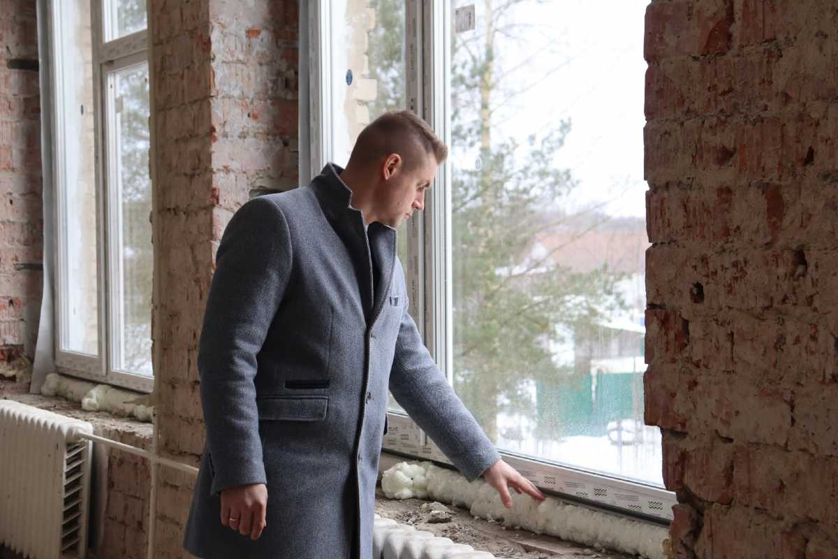Глава Новгородского округа Александр Дементьев проверят ход ремонта школы в д. Ермолино