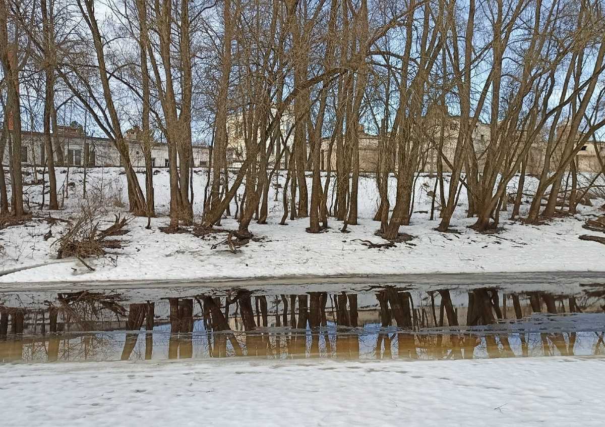 Вскрытие рек ото льда возможно уже во второй-третьей декадах марта, а озера Ильмень – в третьей декаде.