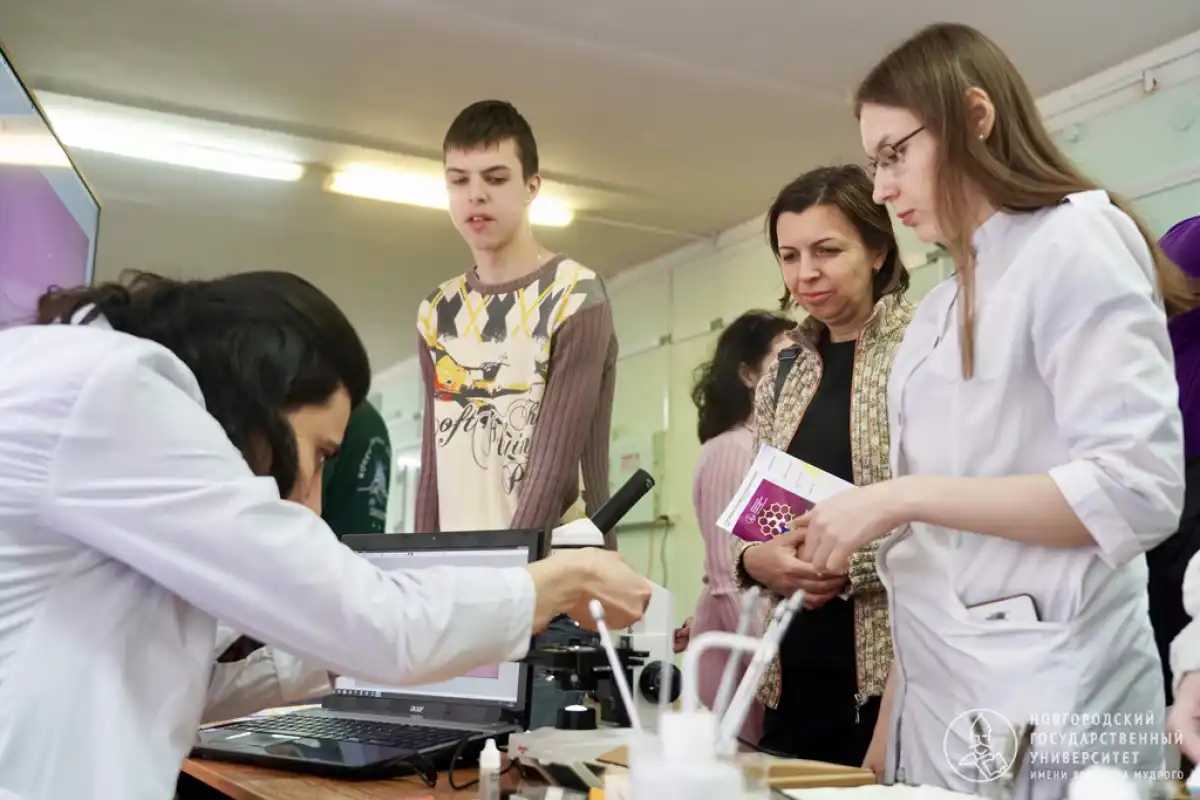 Каждый абитуриент сможет принять участие в праздничной лотерее и получить памятные призы.