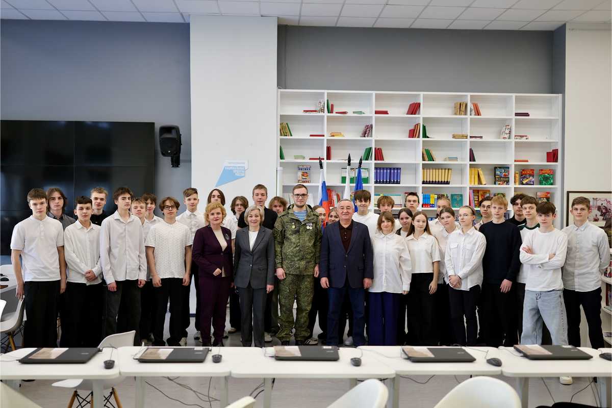 Перед учениками выступили председатель Новгородской областной думы Юрий Бобрышев и ветеран СВО.