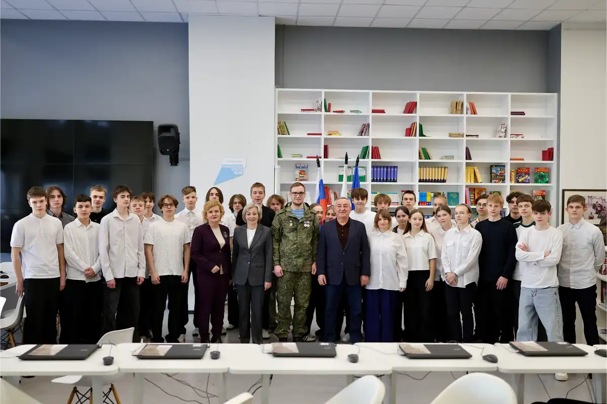 Перед учениками выступили председатель Новгородской областной думы Юрий Бобрышев и ветеран СВО.