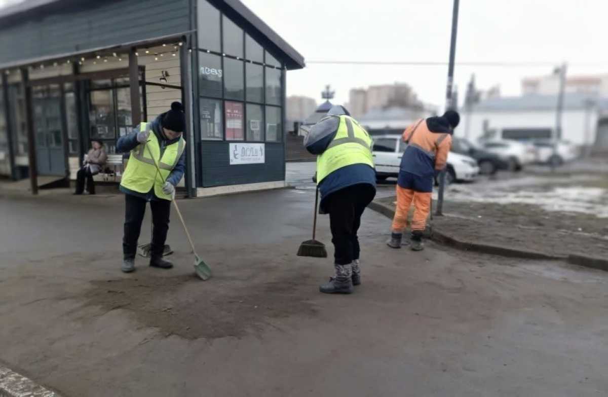 Первая весенняя задача – собрать весь случайный мусор, который был скрыт снежным покровом.
