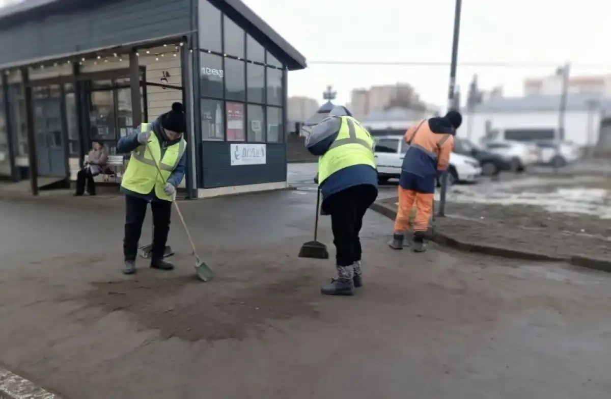 Первая весенняя задача – собрать весь случайный мусор, который был скрыт снежным покровом.