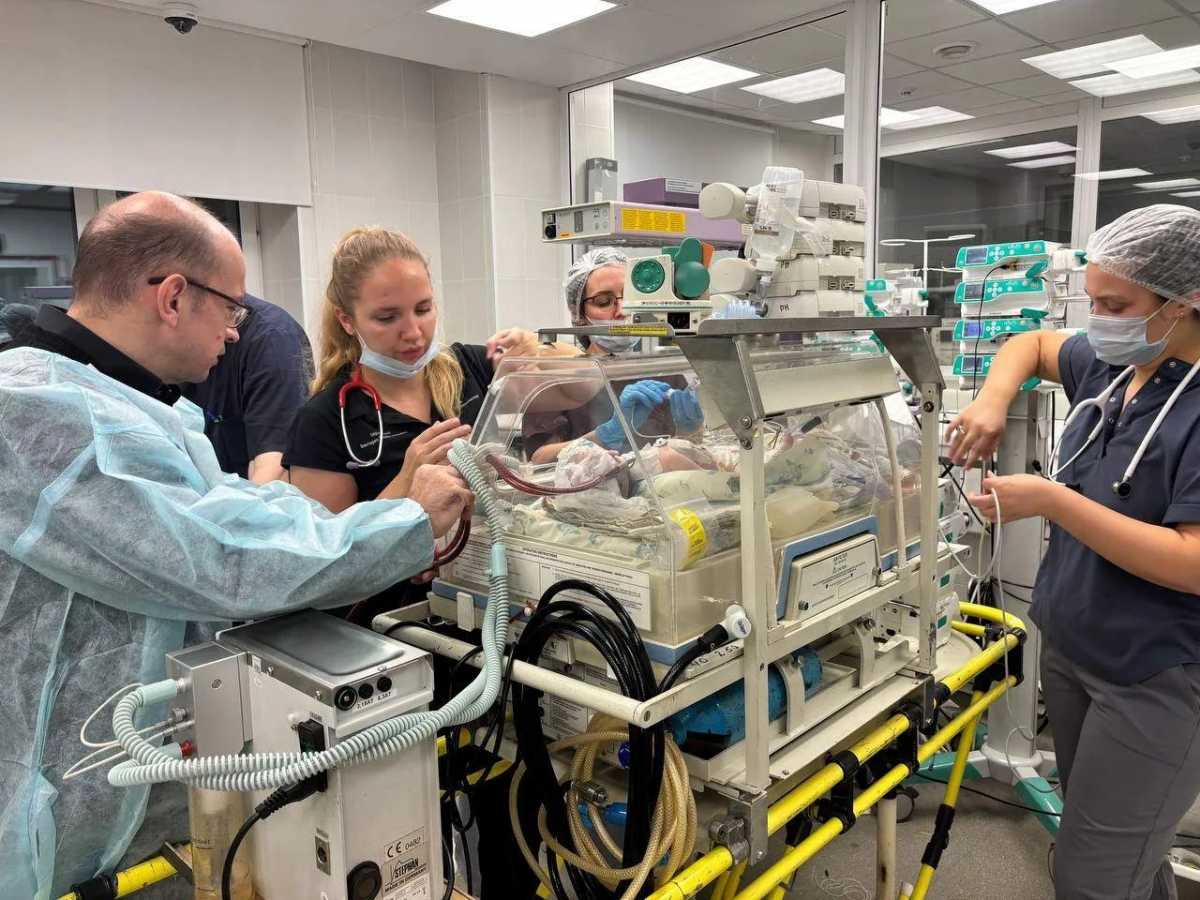 Специалисты двух регионов подключили мальчика к системе ЭКМО, заменяющей ему работу сердца и лёгких.