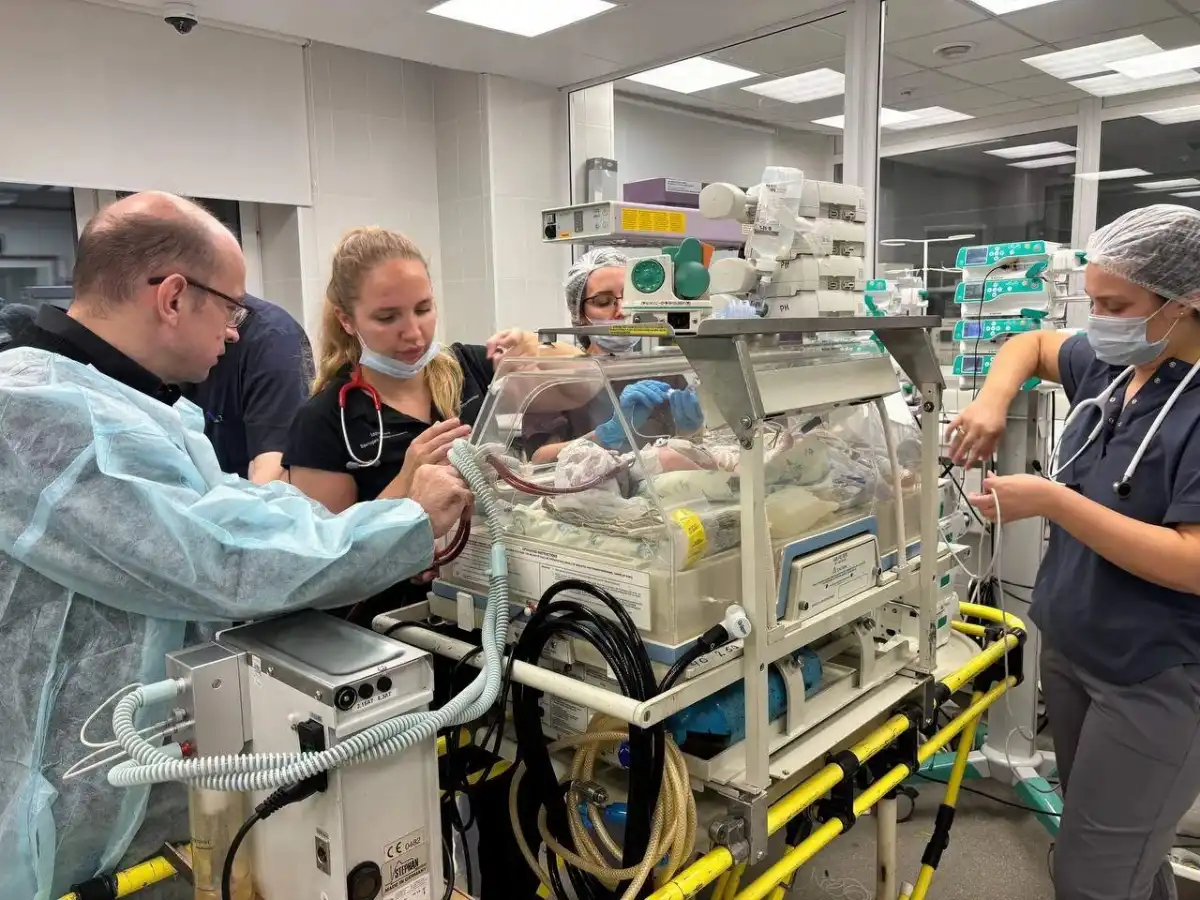 Специалисты двух регионов подключили мальчика к системе ЭКМО, заменяющей ему работу сердца и лёгких.