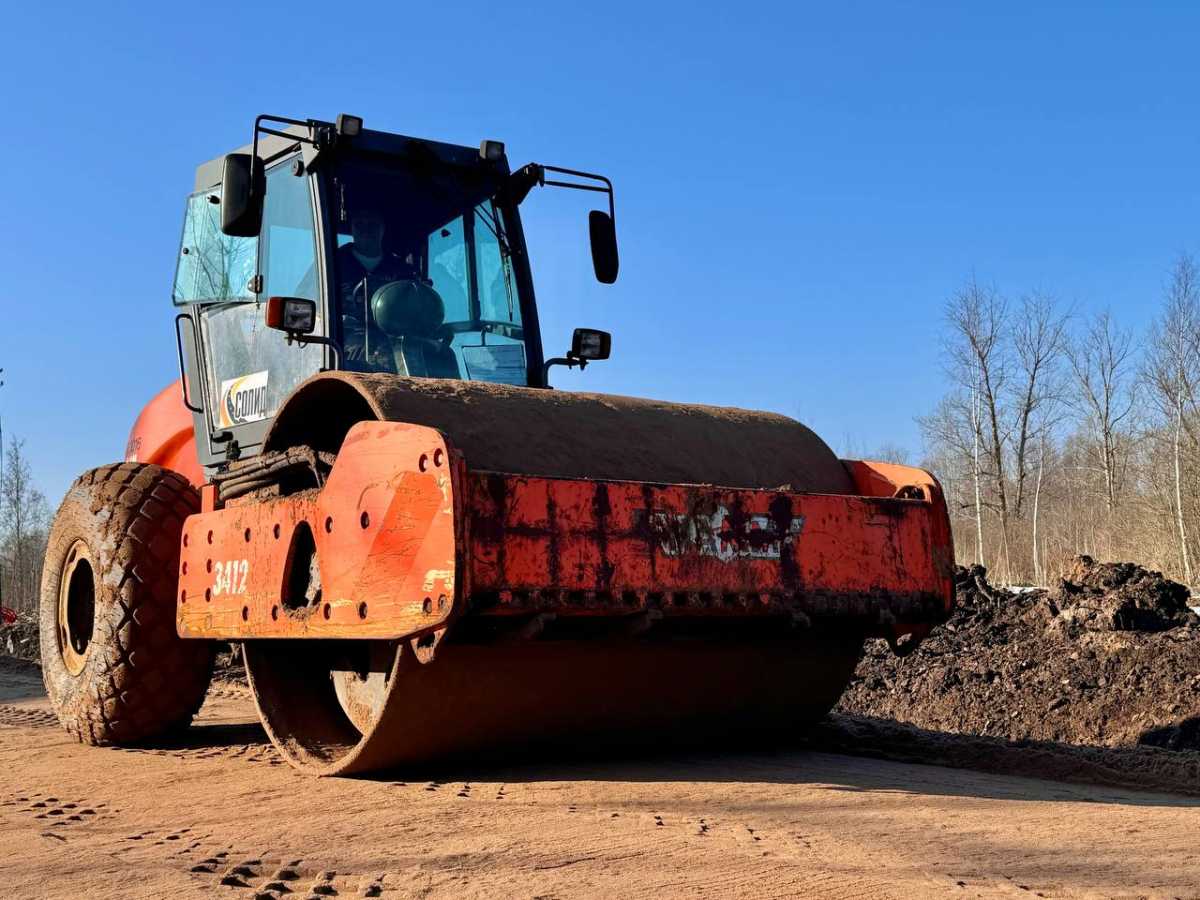 Ранее на будущей дороге провели мульчирование деревьев и кустарников в полосе отвода и уложили водопропускные трубы.