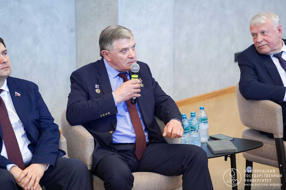 Мероприятие объединило 300 студентов институтов и колледжей НовГУ, курсантов Военного учебного центра и слушателей Академии молодых политиков.