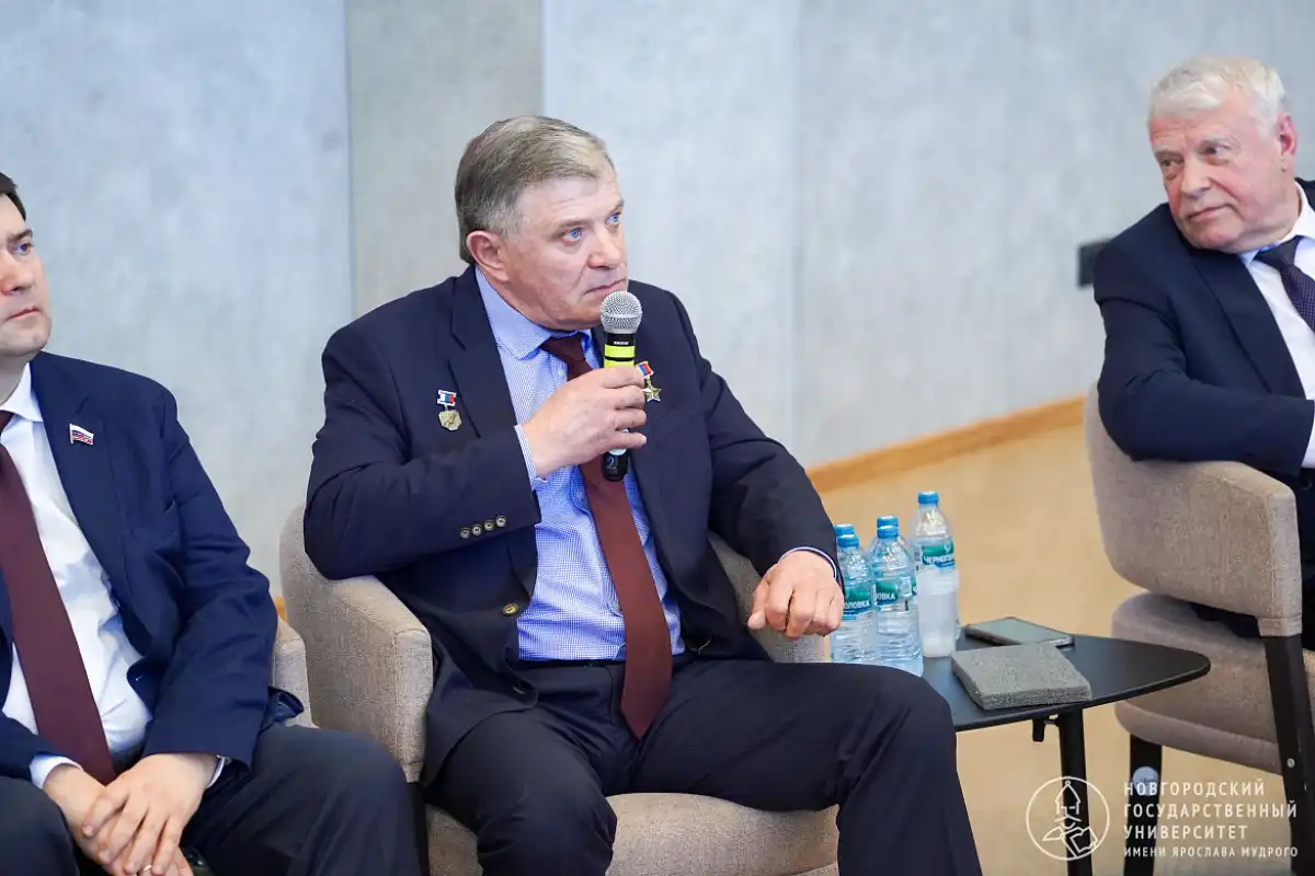 Мероприятие объединило 300 студентов институтов и колледжей НовГУ, курсантов Военного учебного центра и слушателей Академии молодых политиков.