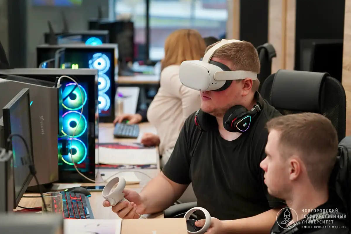 Надевая VR-шлем и нейроинтерфейс, атлет может в режиме реального времени научиться быстрее возвращаться в оптимальное состояние для прохождения сложных симуляторов.